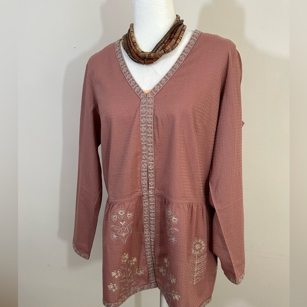 Logo lavish  sz sm tunic style top that can be worn open or closed in the front